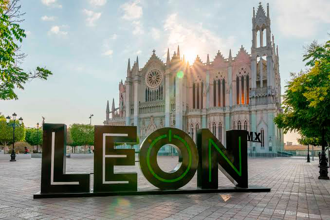 Arco calzada representativo para visitar León Guanajuato desde Saltillo